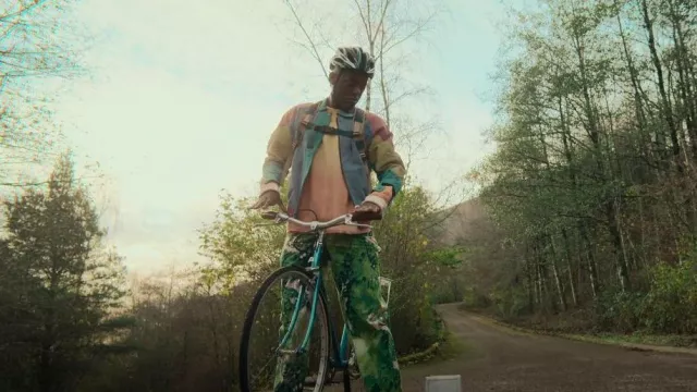 Zara Tie Dye Pantalones usados por Eric Effiong (Ncuti Gatwa) como se ve en Sex Education (S04E04)