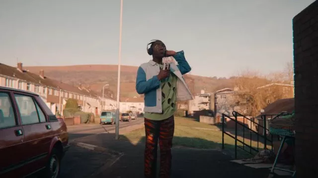 Suministros vintage Tiger Overdye Jeans usados por Eric Effiong (Ncuti Gatwa) como se ve en Sex Education (S04E04)