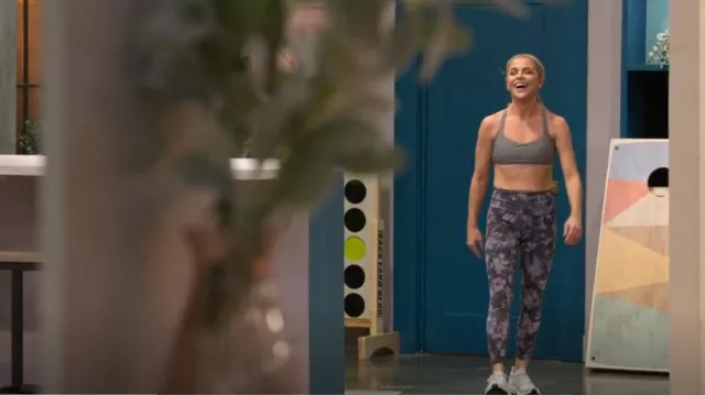 Lululemon Athletica Flo­ral Shift Mul­ti worn by Stacy Snyder as seen in Love Is Blind (S05E03)