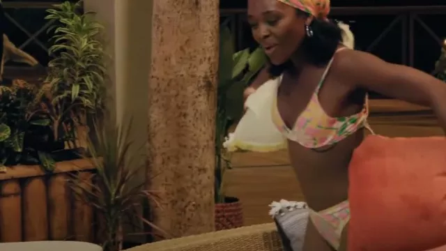 Kenny Flowers Bikini Bottom usado por Melinda Melrose como se ve en All Star Shore (S02E01)