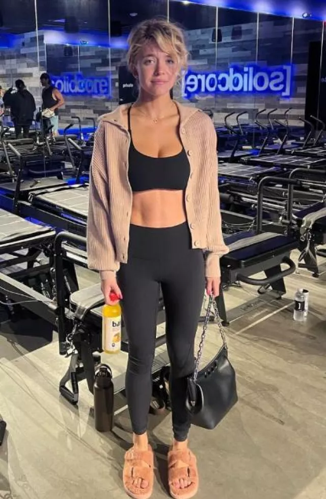 Alo Yoga Airlift Intrigue Bra usado por Sydney Sweeney en su publicación de Instagram el 20 de septiembre de 2023