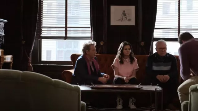 Alice + Olivia Edyth Chemise en faux cuir portée par Mabel Mora (Selena Gomez) vue dans Only Murders in the Building (S03E09)