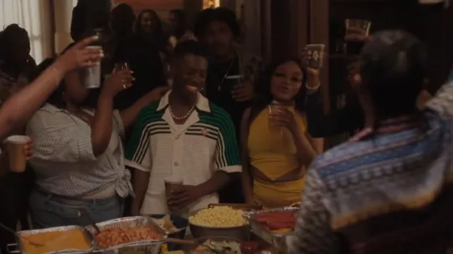 Chemise à manches courtes en coton au crochet de Casablanca portée par Emmett Washington (Jacob Latimore) comme on le voit dans The Chi (S06E08)