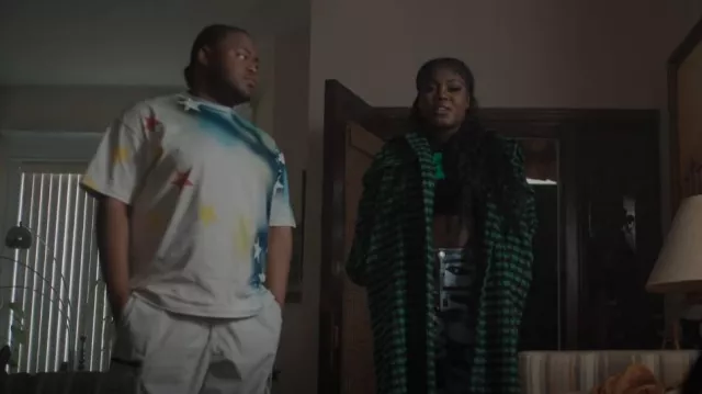 Camiseta de algodón Palm Angels Sprayed Starts usada por Stanley 'Papa' Jackson (Shamon Brown Jr.) como se ve en The Chi (S06E08)