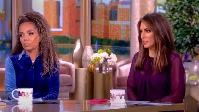 Proenza Schouler Robe chemise en velours teint sur glace portée par Sunny Hostin vue dans The View le 27 septembre 2023