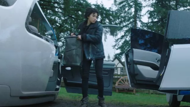 A.s.98 Vianne Bootie usado por Nora Antony (Andy Allo) como se ve en Upload (S02E01)