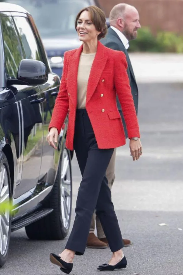 Zara Textured Double Breasted Blazer in Red worn by Catherine, Duchess of Cambridge at Orchards Centre on September 27, 2023