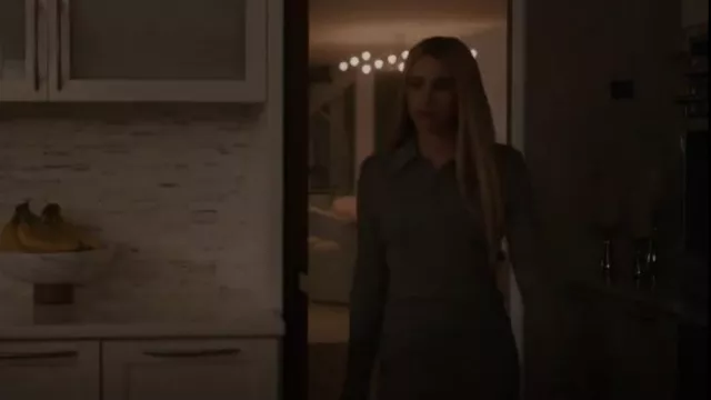 Bananarepublic Jupe mérinos portée par Madison Montgomery (Emma Roberts) vue dans American Horror Story (S12E02)