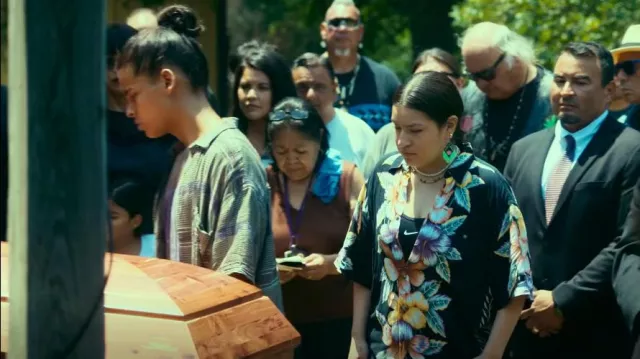 Nike Dri Fit Swoosh Bra usado por Willie Jack (Paulina Alexis) como se ve en Reservation Dogs (S03E10)