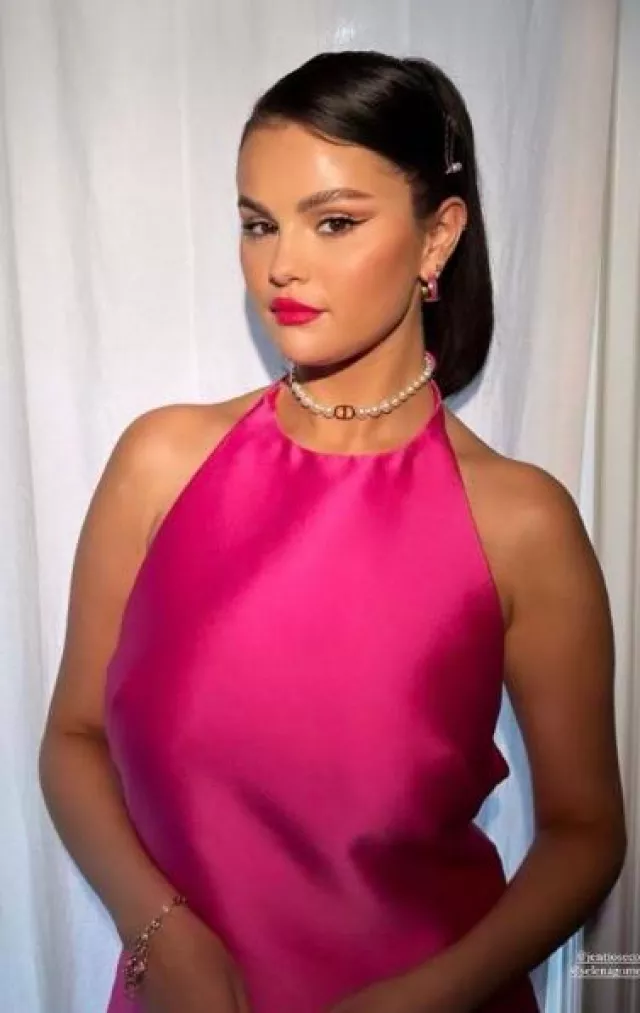Robe courte rose Valentino en duchesse techno portée par Selena Gomez lors de la 31e fête d’anniversaire sur le thème de Barbie le 22 juillet 2023