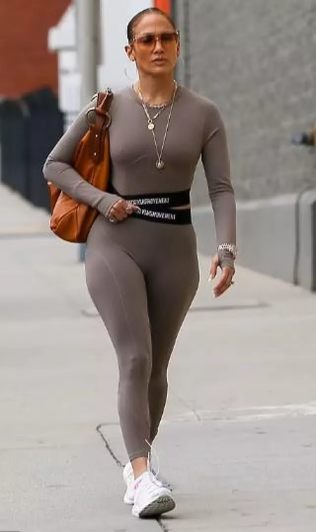 Gucci Tan Leather Large Horsebit Hobo Shoulder Bag porté par Jennifer Lopez à Los Angeles le 29 septembre 2023
