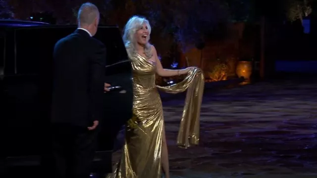 Sherri hill Goldy Vestido usado por Edith Aguirre como se ve en el programa  de televisin The Golden Bachelor (S01E01) | Spotern
