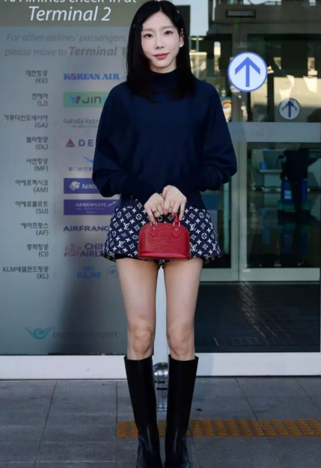 Louis Vuitton Lv Volt One Band Ring worn by Taeyeon at Incheon Airport on October 1, 2023