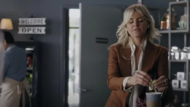 Camisa Chloé con estampado a rayas usada por Amy (Eliza Coupe) como se ve en Pivoting (S01E01)