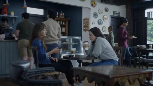 L'agence Janelle Jack­et in York worn by Sarah (Maggie Q) as seen in Pivoting (S01E03)