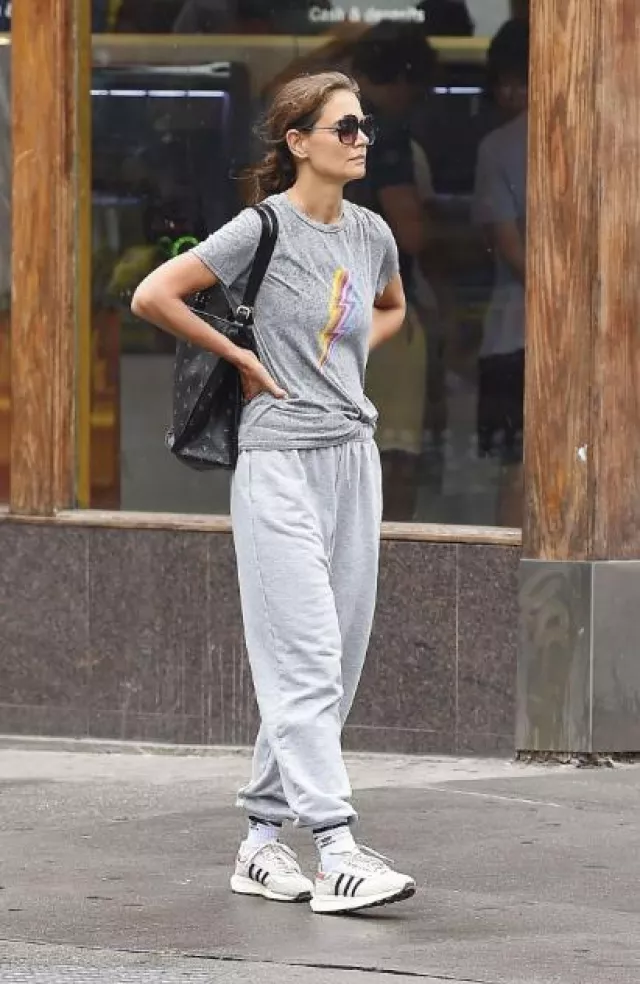 A.P.C. Poppy Tote Bag worn by Katie Holmes in New York on August 10