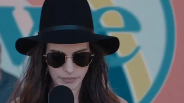 Tortoise shell sunglasses worn by Rebekah Neumann (Anne Hathaway) in WeCrashed TV series (S01E03)