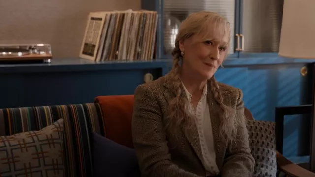 Chemise en soie à boutons recouverte Club Monaco Helek portée par Loretta Durkin (Meryl Streep) vue dans Only Murders in the Building (S03E10)