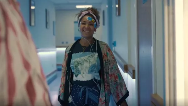 Cyberjammies Skye Celestial Print Pj Set usado por Lisa (Antonia Thomas) como se ve en Still Up (S01E04)