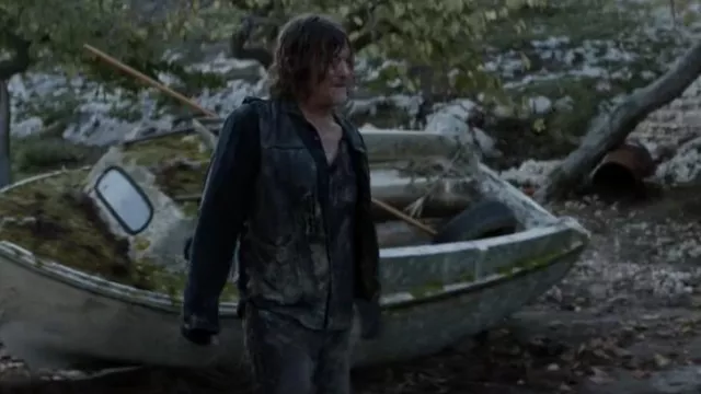 Gilet en cuir à lacets Wilsons porté par Daryl Dixon (Norman Reedus) comme on le voit dans The Walking Dead: Daryl Dixon (S01E01)