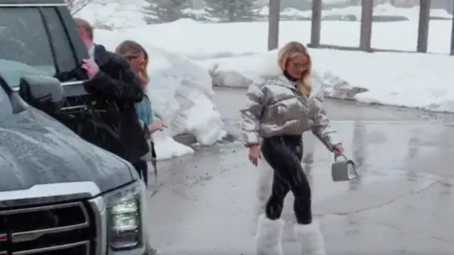 Valentino Garavani Mini sac à poignée supérieure en strass porté par Heather Gay vu dans The Real Housewives of Salt Lake City (S04E05)
