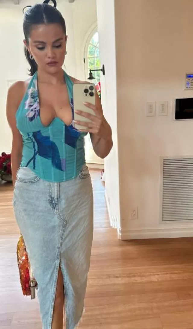 Aretes Melinda Maria Oh She Fancy Smooth & Diamond Hoops usados por Selena Gomez en su historia de Instagram el 4 de agosto de 2023