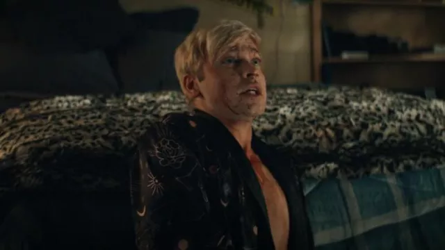 Asos Design Satin Robe with Space Print porté par Rufus (Alexander Calvert) comme on le voit dans Gen V (S01E04)