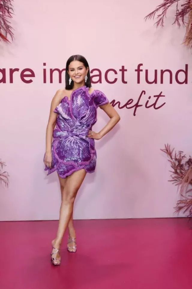 Jimmy Choo Mules à l’anis portées par Selena Gomez au Rare Impact Fund Benefit le 4 octobre 2023