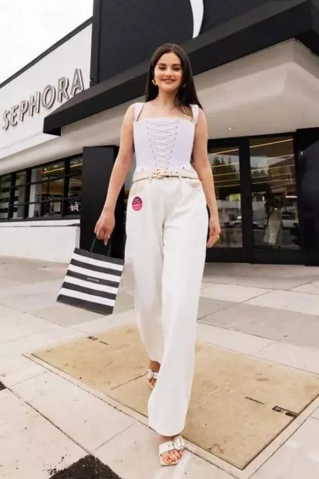 Le pantalon en denim contrasté Frankie Shop Hayla porté par Selena Gomez lors de la campagne Rare Beauty Sephora le 4 octobre 2023