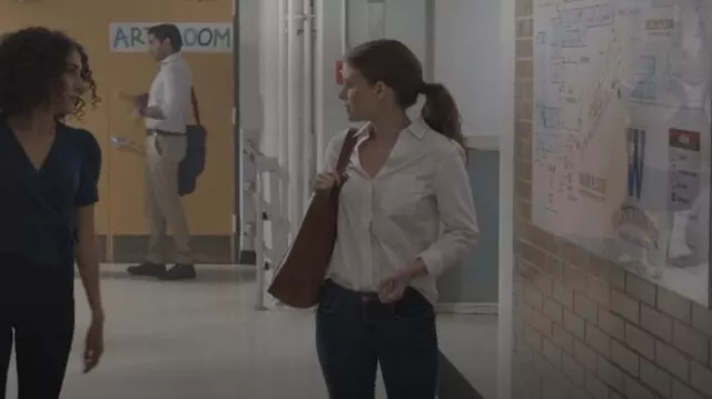 J Crew Cotton Classic Boy Shirt porté par Claire Wilson (Kate Mara) comme on le voit dans A Teacher (S01E01)