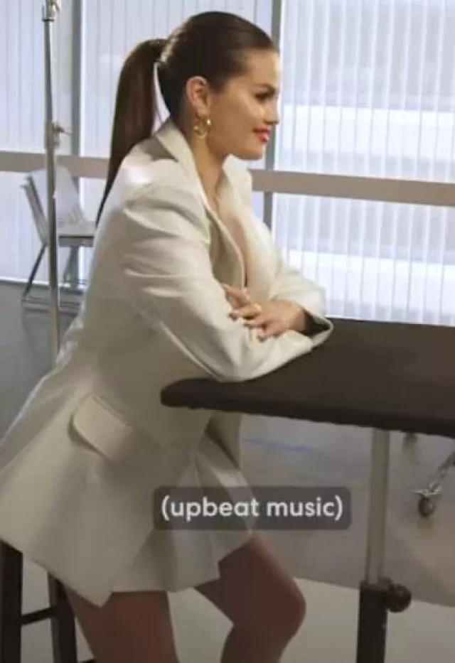 Jupe en cuir plissé blanc Rigash portée par Selena Gomez chez Fast Company le 3 octobre 2023