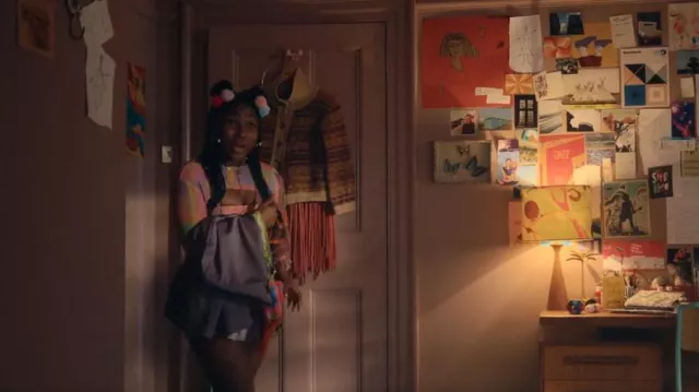 Bowanadacles Wrap Crop Top worn by Becca (Lauryn Ajufo) as seen in Everything Now (S01E01)