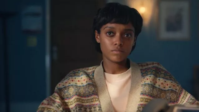 Re/done 90s Oversized Fair Isle Recycled Wool-blend Cardigan worn by Mia Polanco (Sophie Wilde) as seen in Everything Now (S01E01)