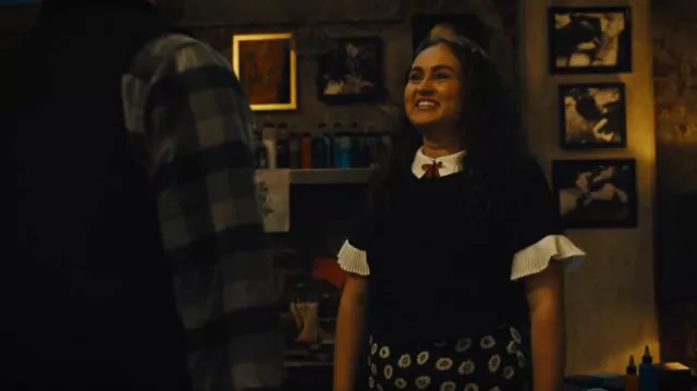 Épinglette en émail papillon portée par Annabelle Peters (Mary-Charles Jones) vue dans Naomi (S01E07)