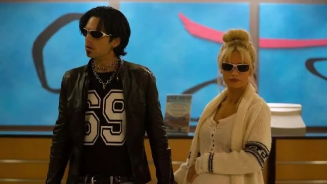 The shawl-collared cardigan worn by Pamela Anderson (Lily James) in the series Pam & Tommy (S01E05)
