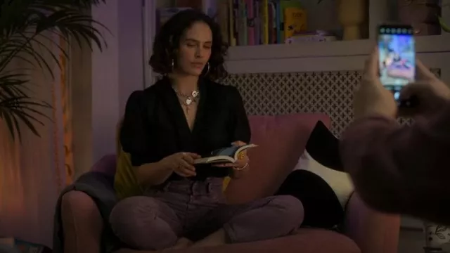 Zara Deep purple Jeans worn by Tiffany (Jessica Brown Findlay) as seen in The Flatshare (S01E02)