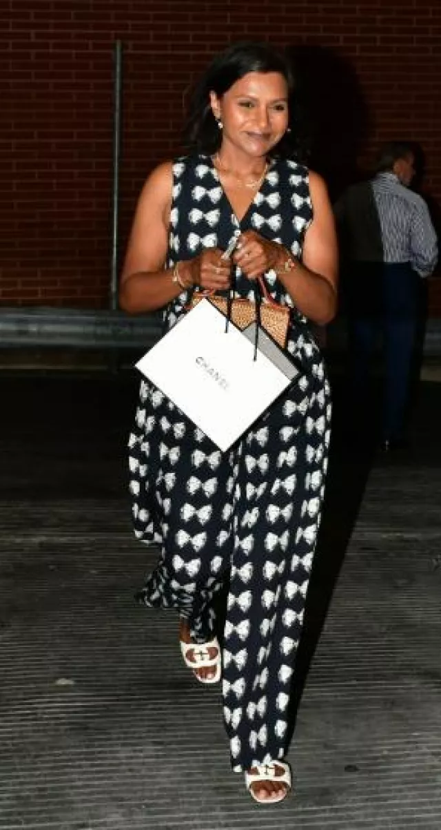 Gilet en coton à imprimé papillon Batsheva Shields porté par Mindy Kaling à Beverly Hills le 20 juillet 2023