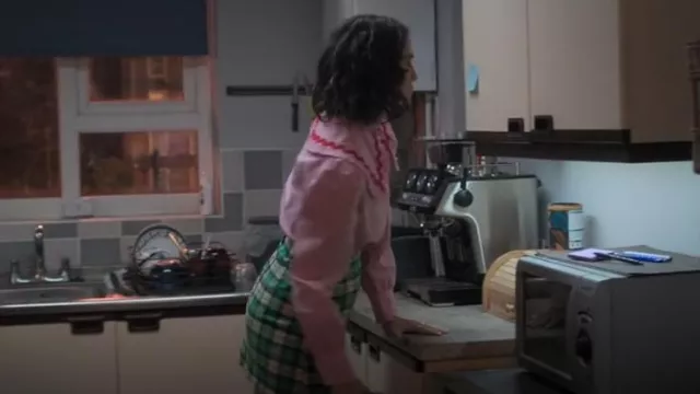 Mini-jupe en polyester Monki en vert portée par Tiffany (Jessica Brown Findlay) vue dans The Flatshare (S01E05)