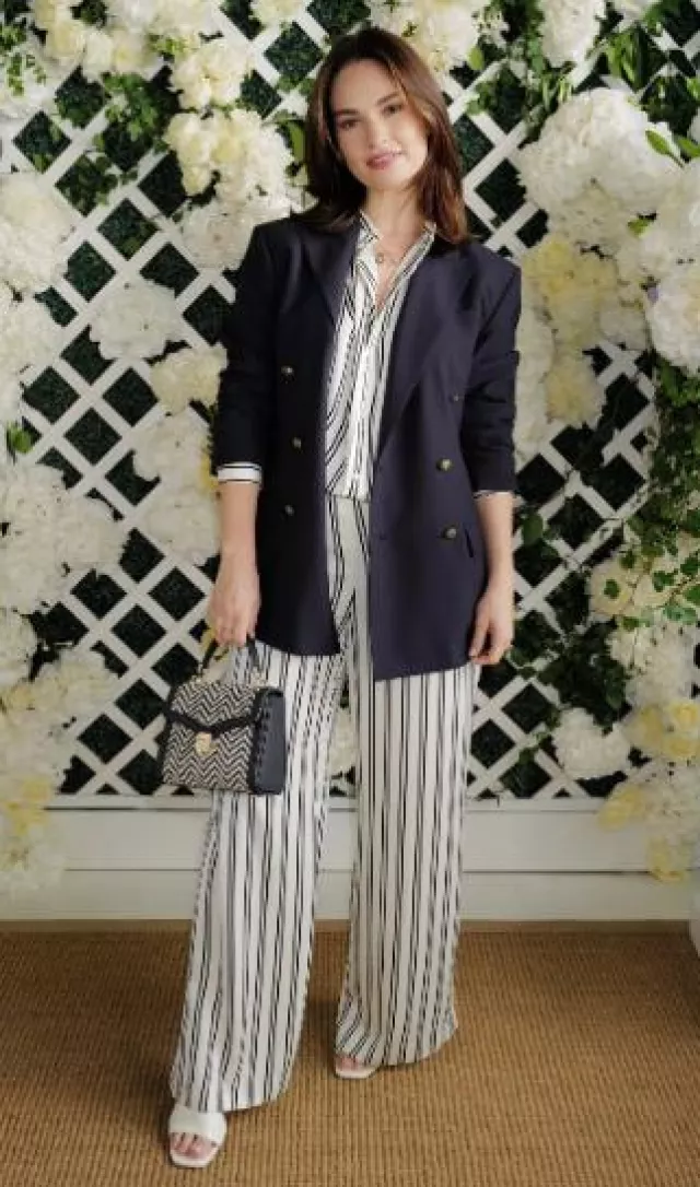 Aspinal of London Midi Mayfair Bag Navy & Ivory Chevron Bag porté par Lily James à Wimbledon le 16 juillet 2023