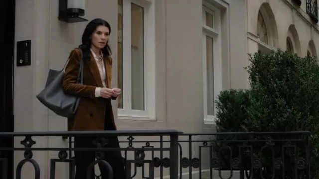 The Row Park Leather Shop­per Tote Bag worn by Laura Peterson (Julianna Margulies) as seen in The Morning Show (S03E06)