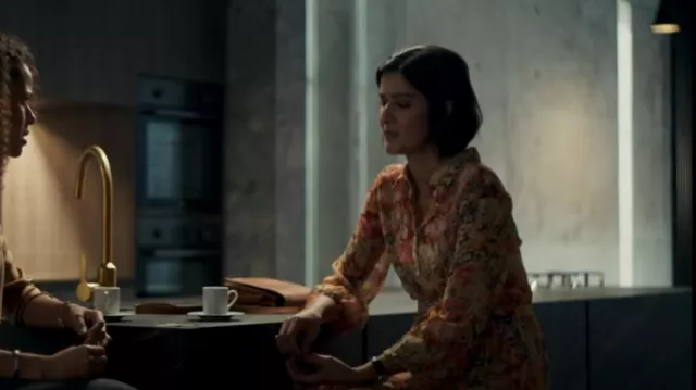Robe chemise imprimée corail mangue portée par Mia (Rakhee Thakrar) vue dans The Girl Before (S01E02)