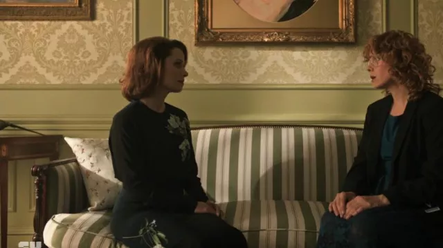Victoria Beckham Robe midi à manches Dolman à imprimé floral portée par Sœur Ruth (Lara Jean Chorostecki) vue dans Chucky (S03E02)