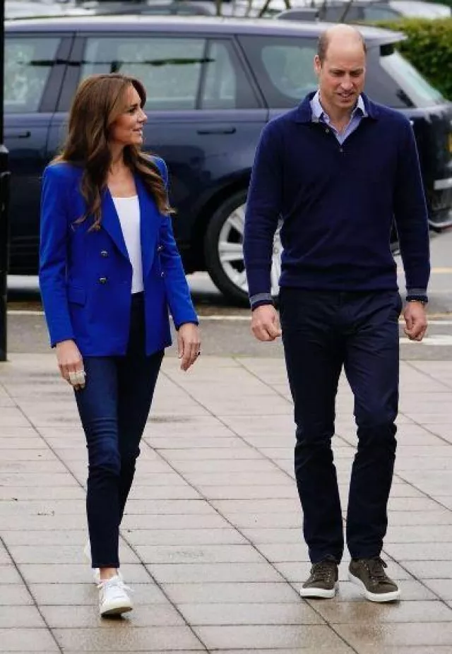 Mother the Dazzler Mid-Rise Straight-Leg Jeans worn by Kate Middleton in Marlow on October 12, 2023