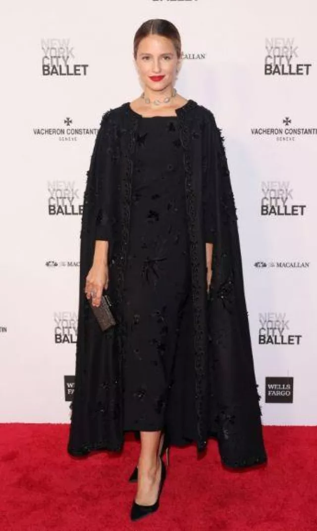 Carolina Herrera Robe midi à paillettes portée par Dianna Agron au gala de mode d’automne du New York City Ballet le 5 octobre 2023