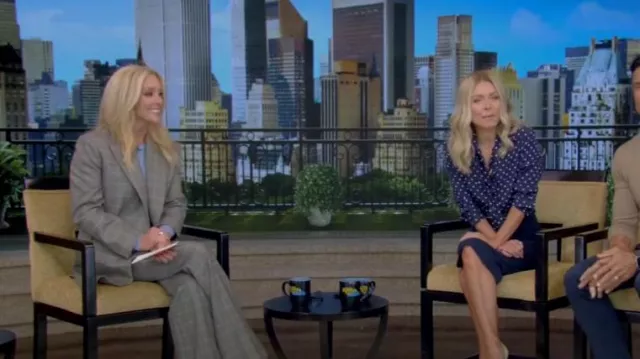 Michael Kors Darcy Glen Check Blazer porté par Jane Krakowski comme vu dans LIVE avec Kelly et Mark le 4 octobre 2023