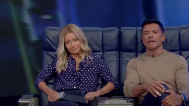 Miu Miu Polka-Dot Silk Scarf-Neck Shirt porté par Kelly Ripa comme vu en LIVE avec Kelly et Mark le 4 octobre 2023