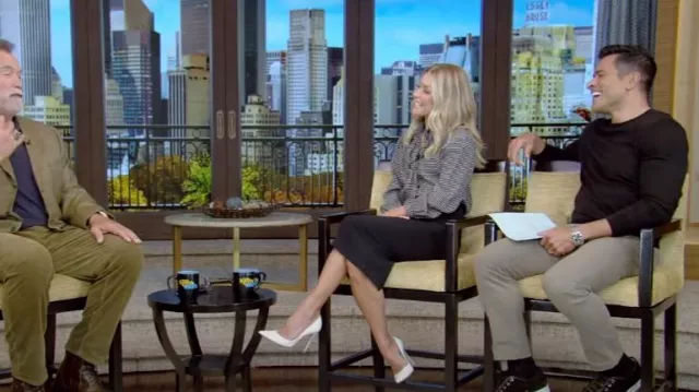 Blusa con cuello lavalliere de Saint Laurent usada por Kelly Ripa como se vio en VIVO con Kelly y Mark el 9 de octubre de 2023