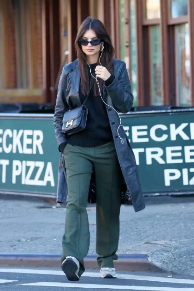 New Balance 574 Sneakers worn by  Emily Ratajkowski in New York City on October 13, 2023