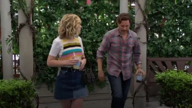 The Kooples Short Patchwork Denim Skirt portée par Lucy Romalotti (Lily Brooks O’Briant) vue dans The Young and the Restless le 14 septembre 2023