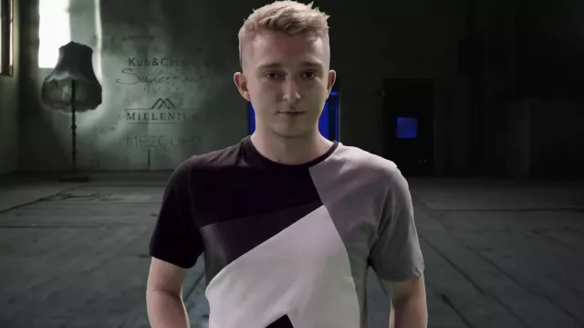 Le t-shirt tricolore Globus porté par Vald dans son clip video Eurotrap